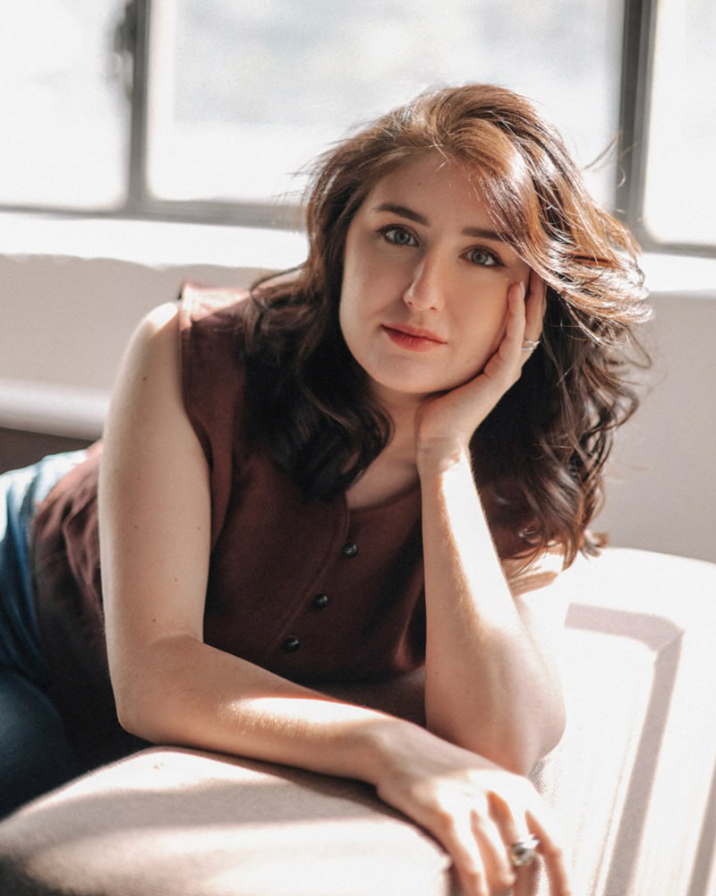Габриелла лежит, опершись на руку